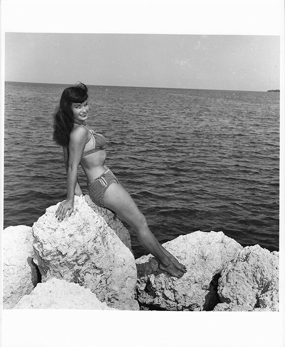 Photography titled "Floride – 1955 #7" by Betty Page - Bunny Yeager, Original Artwork, Non Manipulated Photography