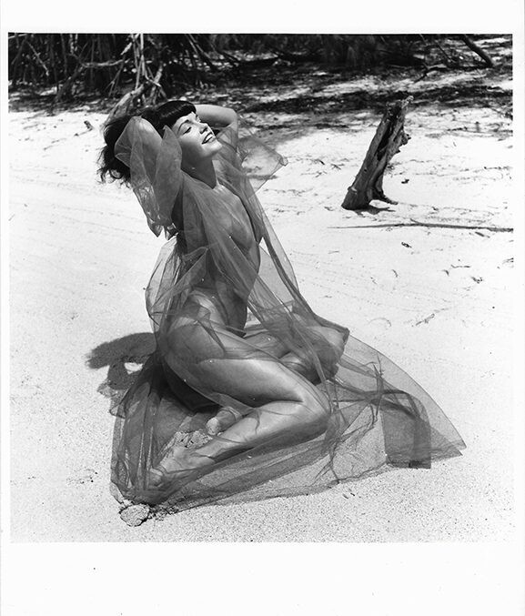 Photography titled "Floride – 1955 #6" by Betty Page - Bunny Yeager, Original Artwork, Non Manipulated Photography