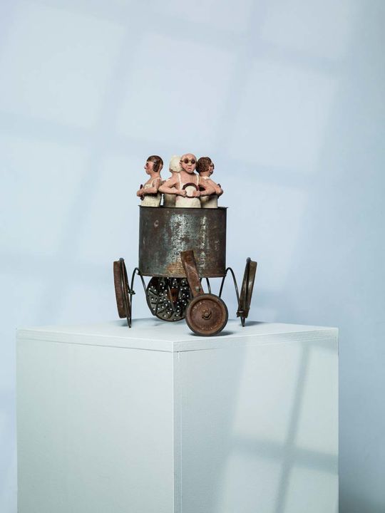 Sculpture intitulée "les fous du volant" par Bibi Blanchet, Œuvre d'art originale, Terre cuite