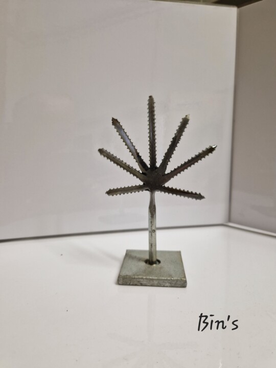 Skulptur mit dem Titel "Feuille de canabis" von Bin'S Métal, Original-Kunstwerk, Metalle
