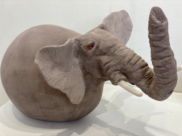 Sculptuur getiteld "Éléphant boule" door Nicole Boldo, Origineel Kunstwerk, Klei