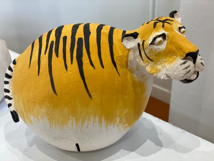 Sculptuur getiteld "Tigre boule" door Nicole Boldo, Origineel Kunstwerk, Terra cotta
