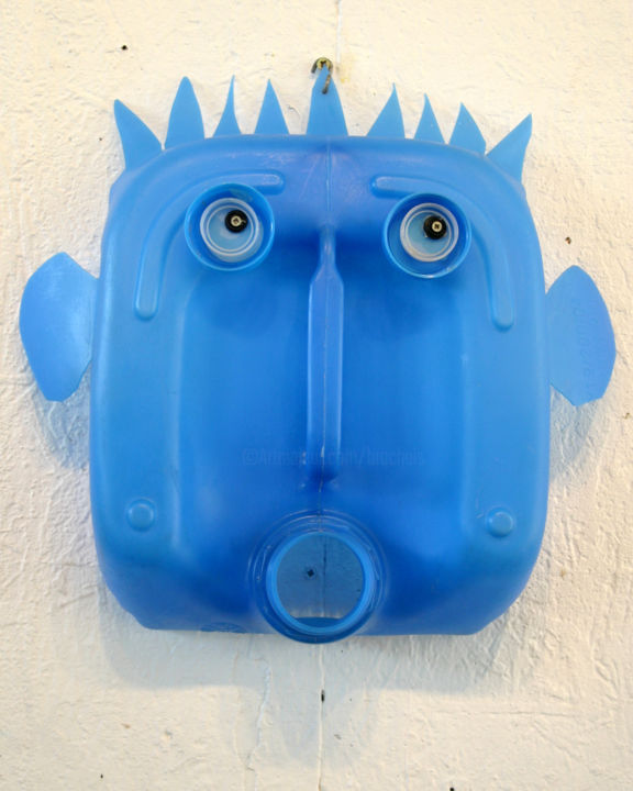 Sculpture titled "masque-bleu-32x32x9…" by Richard Brachais, Original Artwork, Plastic