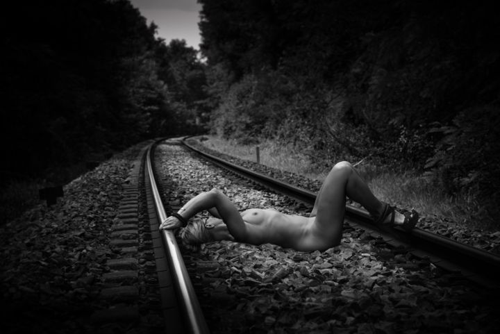 Fotografia zatytułowany „Nude on the railway” autorstwa Brice Kinghate, Oryginalna praca, Fotografia cyfrowa