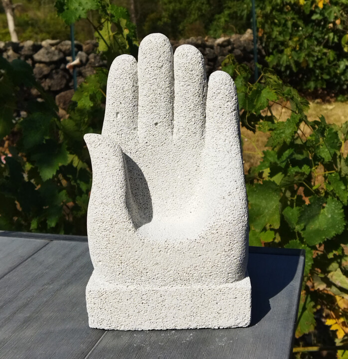 Escultura titulada "La main" por Brigitte Dumont, Obra de arte original, Hormigón