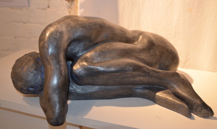 Sculpture intitulée "l'homme en sommeil" par Brigitte Perez, Œuvre d'art originale, Argile