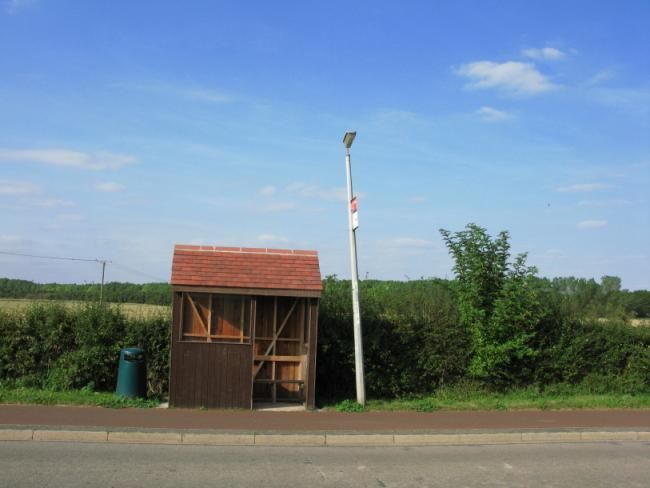 Fotografie getiteld "Leaning Bus halt" door Brother Phil, Origineel Kunstwerk