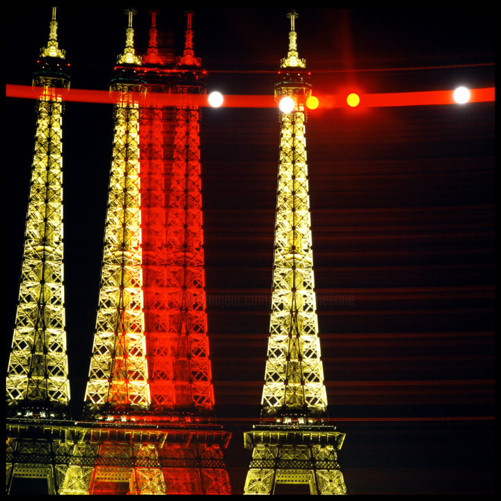 Photography titled "Eiffel aux Cinq Lun…" by Bruno Mesrine, Original Artwork, Light Painting