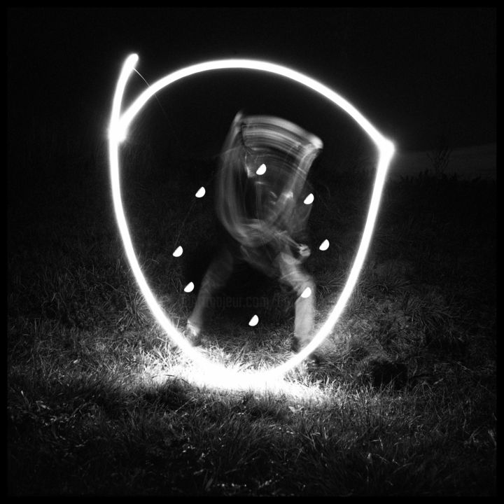 Photographie intitulée "9 Lunes en Oeuil" par Bruno Mesrine, Œuvre d'art originale, Light Painting