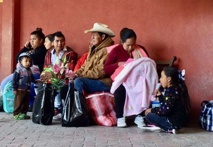 Фотография под названием "A Mexican Family" - Barry Sugarman, Подлинное произведение искусства, Не манипулируемая фотография