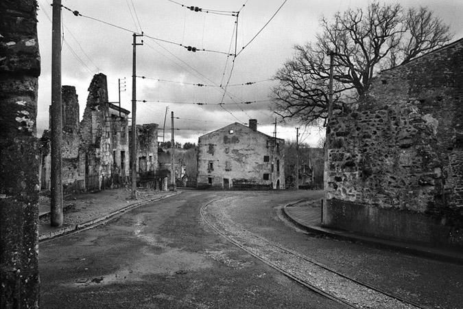 Photographie intitulée "Oradour 8" par C. W. Marsens, Œuvre d'art originale