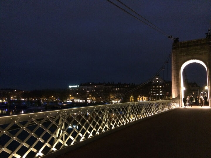 Photographie intitulée "Sur la passerelle" par Camille R., Œuvre d'art originale, Photographie non manipulée