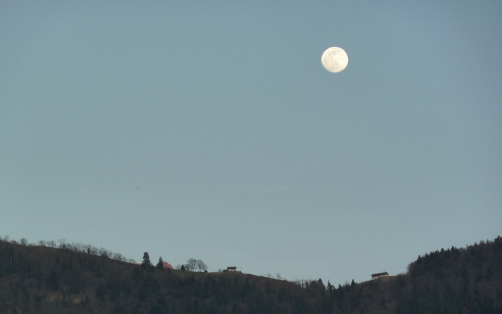 Фотография под названием "Lune d'un soir en H…" - Camille R., Подлинное произведение искусства, Не манипулируемая фотография