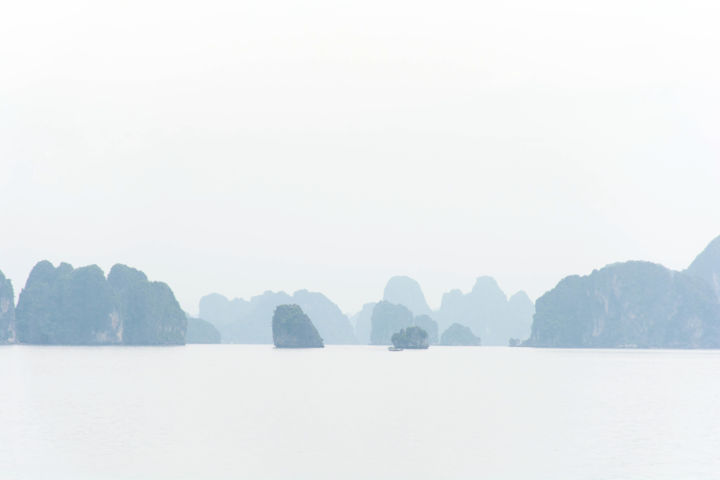 Fotografie getiteld "Halong Bay in a fog…" door Can Yılmaz, Origineel Kunstwerk, Digitale fotografie