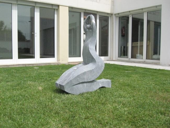 Skulptur mit dem Titel "Dancing Girl" von Carlos Andrade Andrade, Original-Kunstwerk, Stein