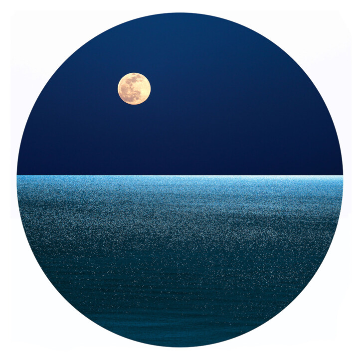 Photographie intitulée "Unusual Moon" par Carlos Canet Fortea, Œuvre d'art originale, Photographie numérique