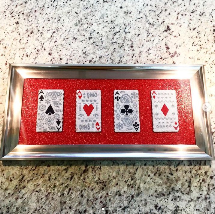 Rzeźba zatytułowany „Beaded Playing Card…” autorstwa Carlos Hernandez, Oryginalna praca, Mozaika