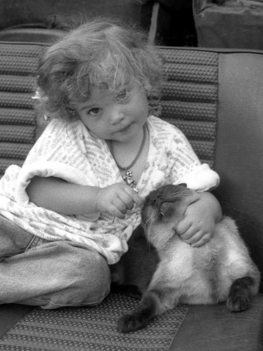 Photographie intitulée "Girl and a Cat" par Carlos Machado, Œuvre d'art originale, Photographie argentique