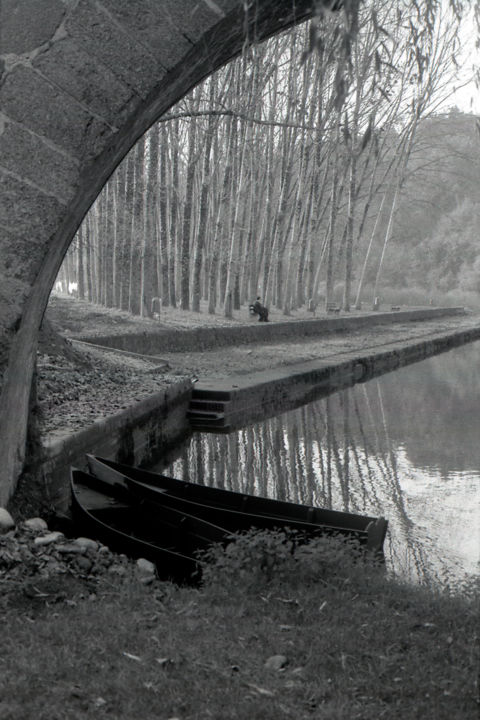 Fotografie mit dem Titel "Boats under the Bri…" von Carlos Machado, Original-Kunstwerk, Analog Fotografie