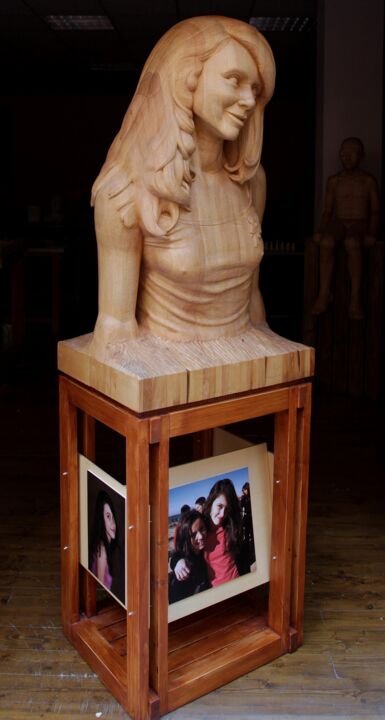 Skulptur mit dem Titel "Yael a los 12 años" von Carmelo José Navarro Molina, Original-Kunstwerk, Holz