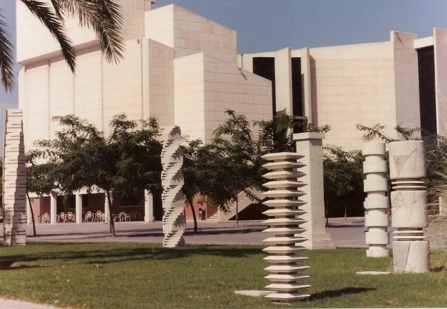 Скульптура под названием "Columnas Universida…" - Carmen De La Fuente, Подлинное произведение искусства