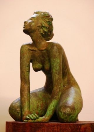 Скульптура под названием "Ella te mira" - Carmen Bartolome, Подлинное произведение искусства
