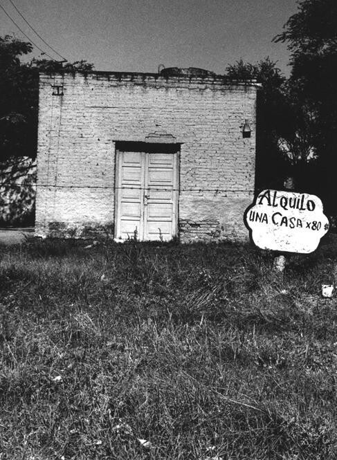 Photographie intitulée "Puertas cerradas" par Carola Murua, Œuvre d'art originale