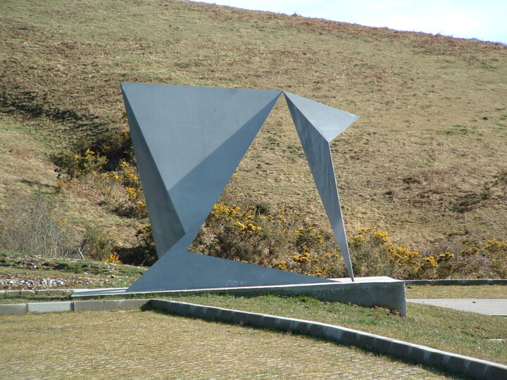 Skulptur mit dem Titel "Empty triangle" von Carlos Castanedo, Original-Kunstwerk, Metalle