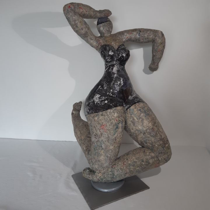 Skulptur mit dem Titel "Nova" von Catherine Jouve, Original-Kunstwerk, Papier maché
