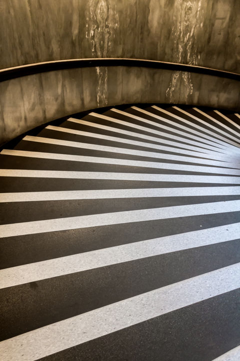Фотография под названием "Escaliers zébrés" - Catherine Toiron, Подлинное произведение искусства