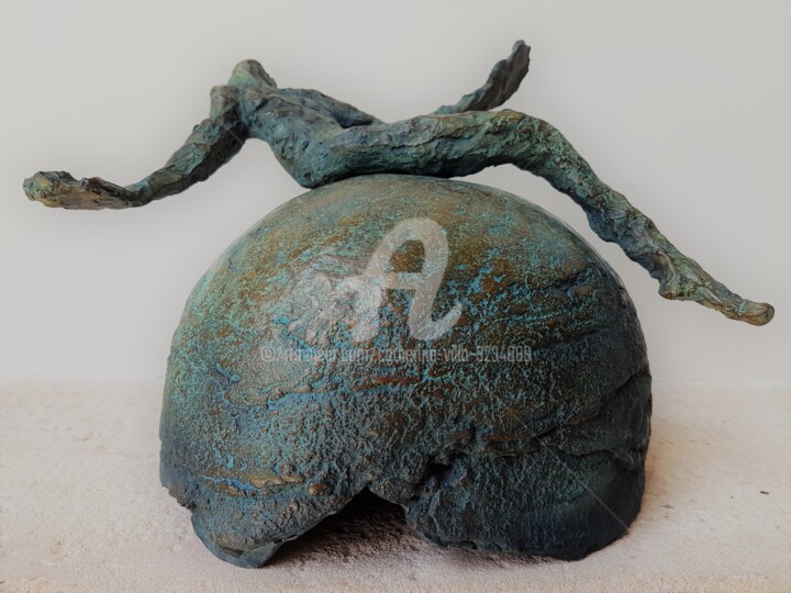 Sculpture titled "AU BORD DU MONDE" by Catherine Villa, Original Artwork, Bronze