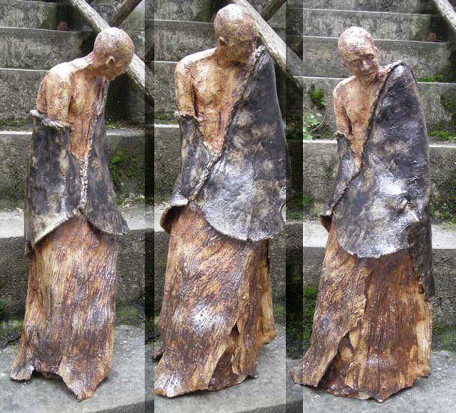 Sculpture titled "homme à la cape" by Cécile Rateau, Original Artwork, Terra cotta