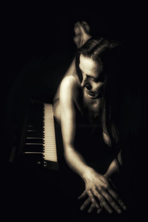 Photographie intitulée "Io Illy et le piano" par Céline Pivoine Eyes, Œuvre d'art originale, Photographie numérique