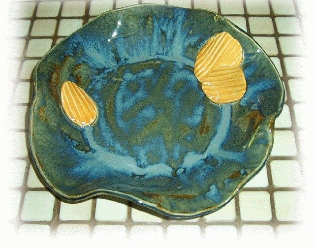 Artisanat intitulée "Blue Wave Chip Bowl" par Ceramics In Bloom Pottery, Œuvre d'art originale