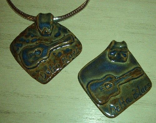 Artisanat intitulée "Delta Blues Necklace" par Ceramics In Bloom Pottery, Œuvre d'art originale