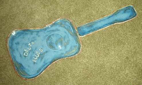 Artisanat intitulée "Blues Guitar (2-Pie…" par Ceramics In Bloom Pottery, Œuvre d'art originale