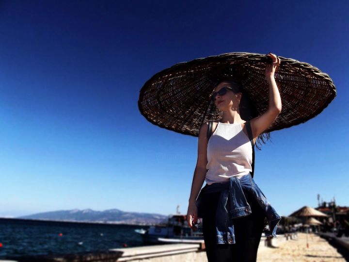 Photographie intitulée "Summer Hat" par Ceyda Tin, Œuvre d'art originale