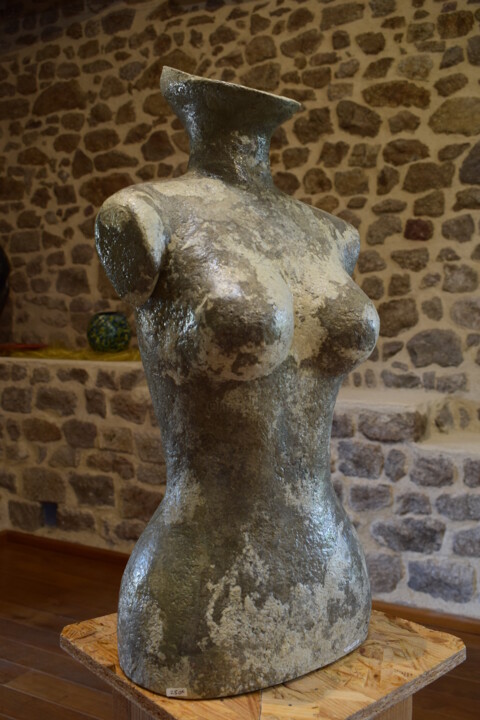 Sculpture titled "RECEPTACLE" by Chantal Lissonnet, Original Artwork, Paper maché