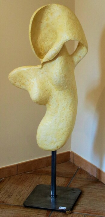 Sculpture titled "BUSTE LYS" by Chantal Lissonnet, Original Artwork, Paper maché