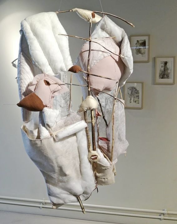 Skulptur mit dem Titel "Va te faire voir !…" von Chantal Tichit, Original-Kunstwerk, Stoff