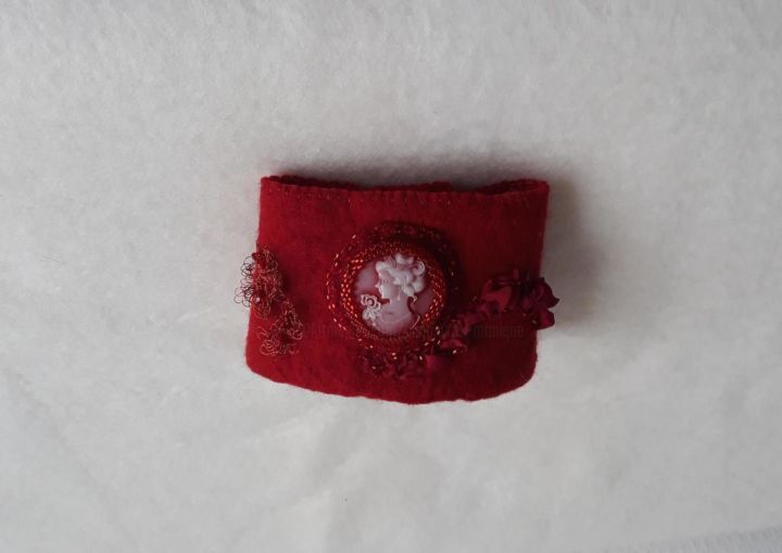 Design intitulée "manchette-rouge-cam…" par L-Atelier-De-Mo, Œuvre d'art originale, Bracelets