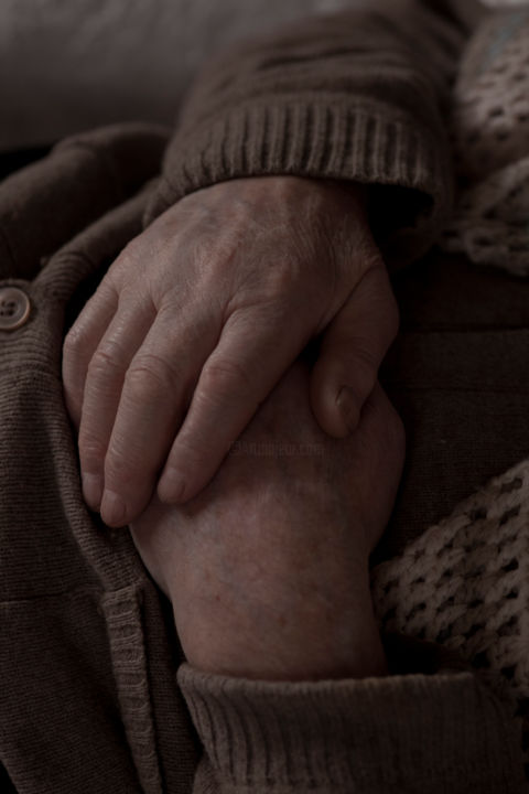 摄影 标题为“granddad's hands” 由Charlotte Lincoln, 原创艺术品