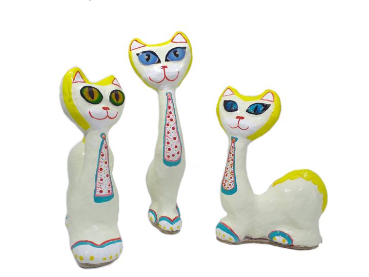 Escultura intitulada "Três Gatos Amarelos" por Rafael Carvalho, Obras de arte originais, Papel machê