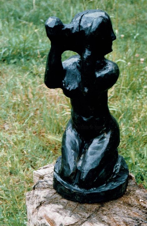 Skulptur mit dem Titel "Figurine à genoux" von Chris Le Guen Drianne, Original-Kunstwerk, Holz