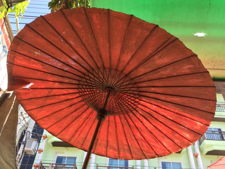 Photographie intitulée "Red umbrella" par Christine Stalder, Œuvre d'art originale