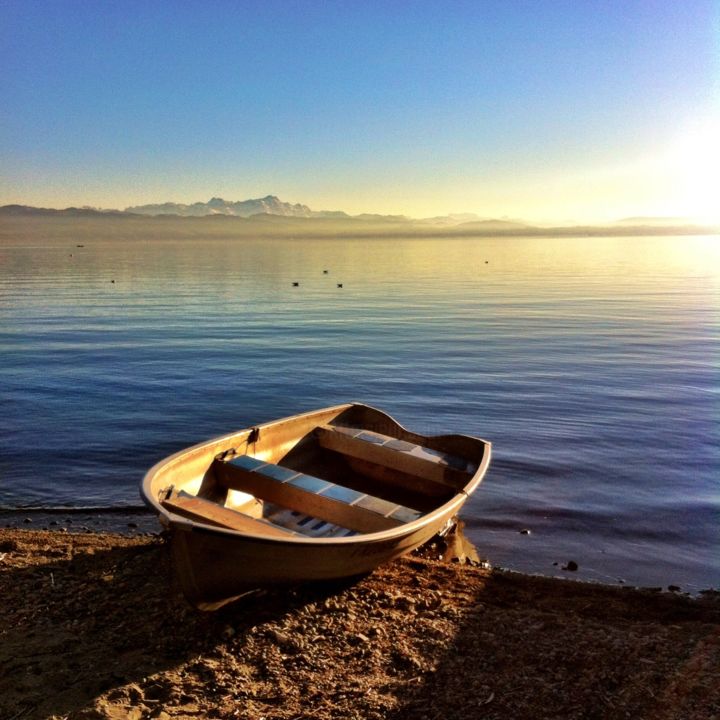 Fotografie mit dem Titel "Boot im Sonnenlicht" von Christian Steiauf, Original-Kunstwerk, Digitale Fotografie