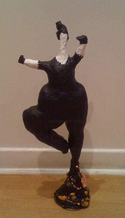 Sculpture intitulée "NANA AU PAPILLON" par Christiane Guerry, Œuvre d'art originale, Techniques mixtes