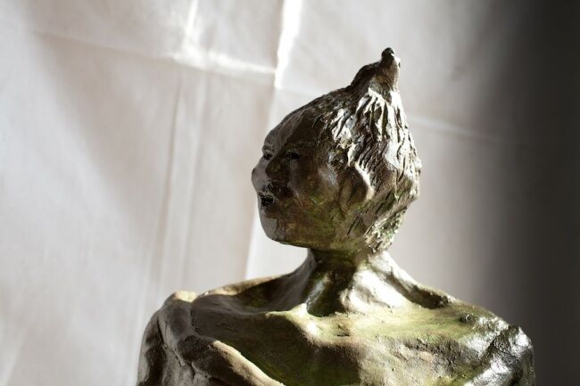 Скульптура под названием "Dame des rues" - Christine Vannier, Подлинное произведение искусства, Керамика