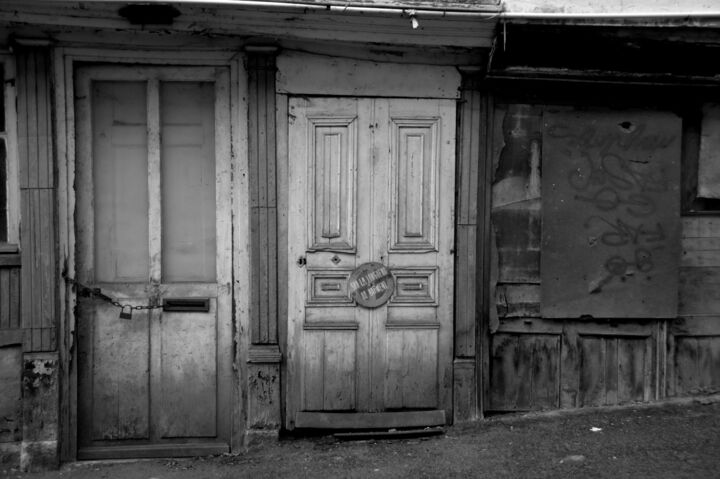 Photographie intitulée "les portes oubliées" par Christophe Plousey, Œuvre d'art originale, Photographie numérique