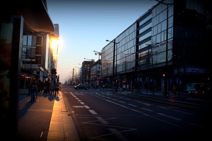 Photographie intitulée "un éclat dans la rue" par Christophe Plousey, Œuvre d'art originale, Photographie non manipulée